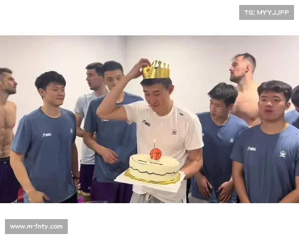 盐城球迷海底捞庆功宴上模仿雄狮吼声为NBL球队助威视频火爆网络